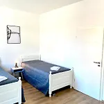 2 Rooms, Free Parking, 25 Min To Duesseldorf, 150 Mbps Wlan Apartment Duisburg